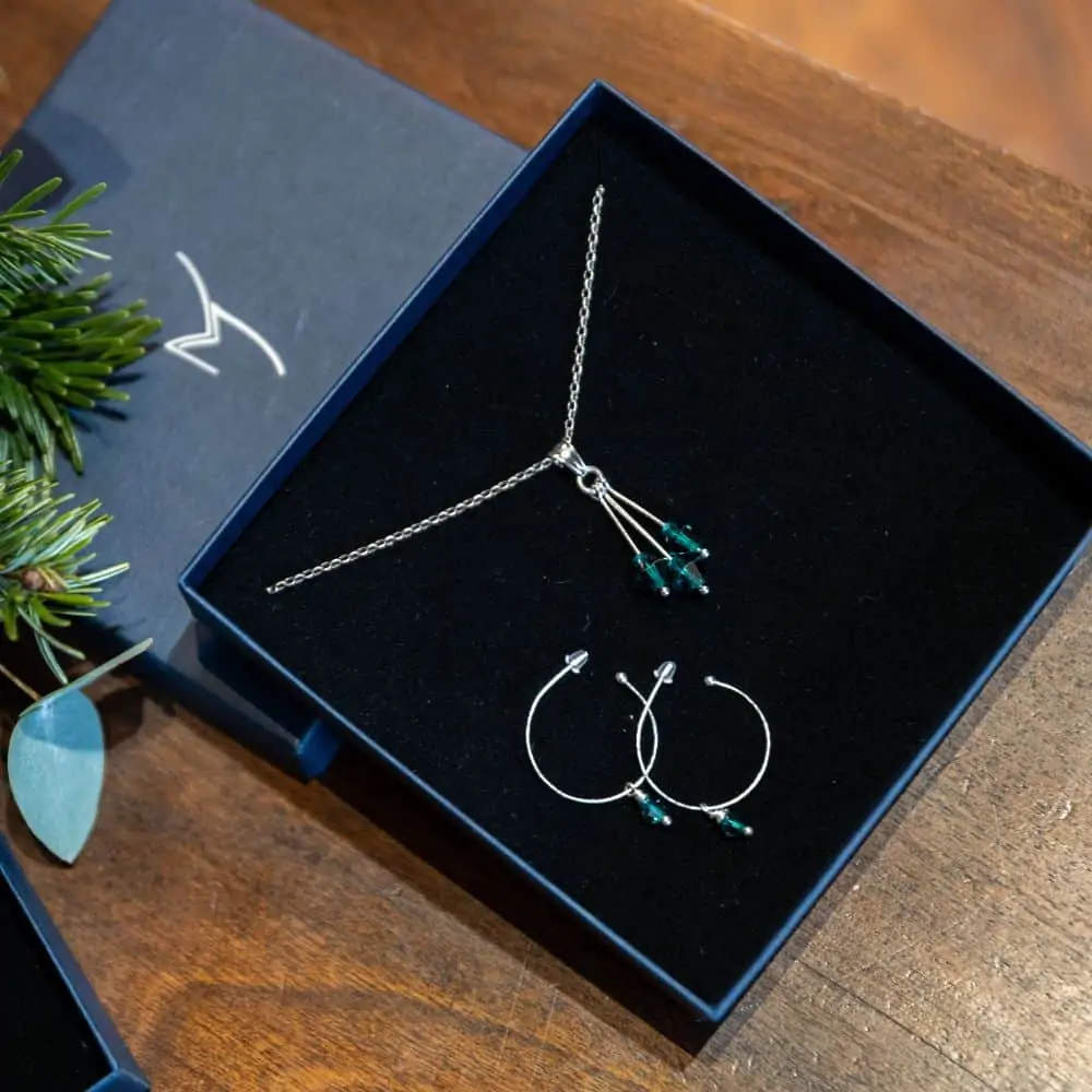 Paire de perles vert émeraude en cristal de Bohême